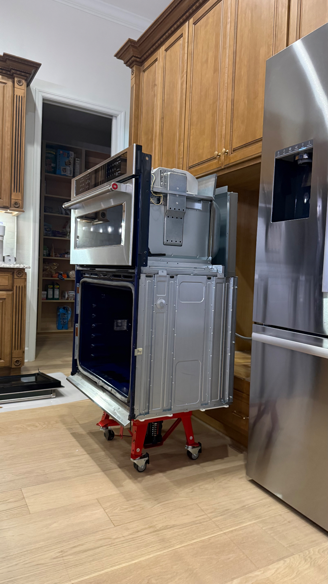 Built-in oven supported on a moving dolly
