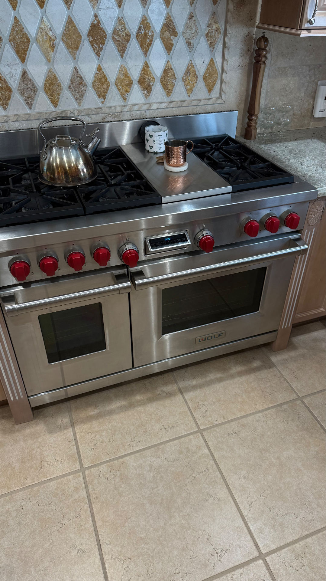 Cooking range with its service area exposed